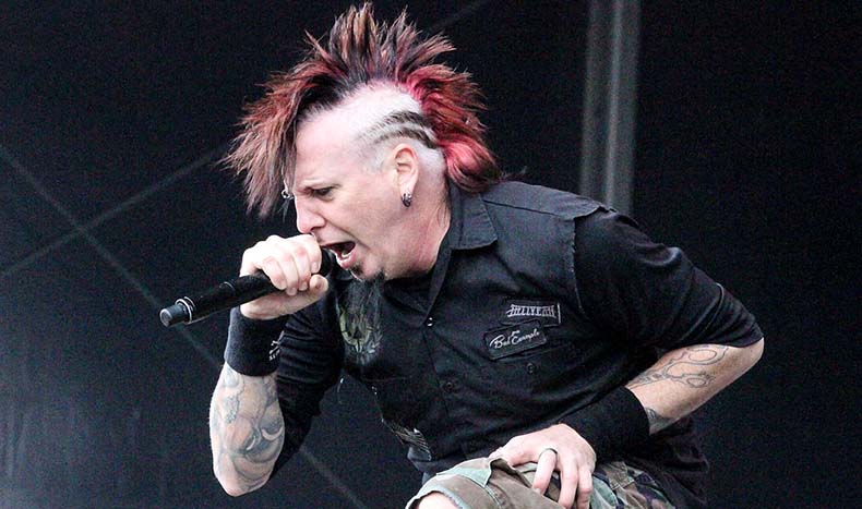 Mudvayne Singer Falls Off Stage While Singing “Not Falling” (W/Video ...